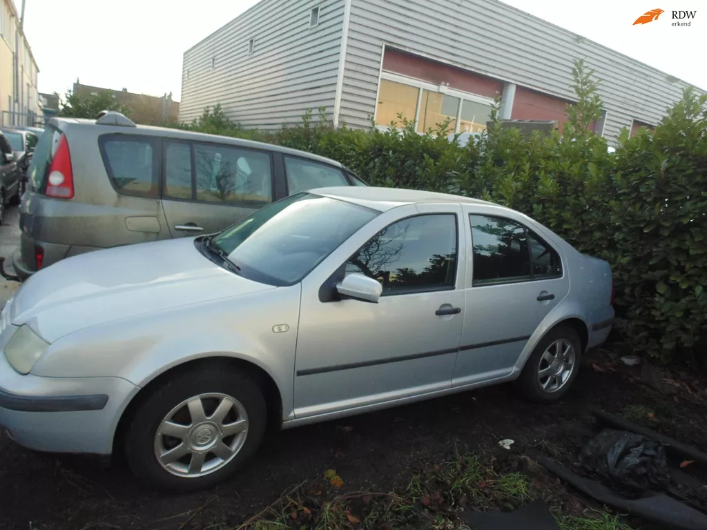Volkswagen Bora 1.6 Trendline SEDAN